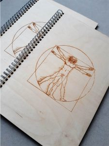 drevený zápisník s gravírovaným dizajnom