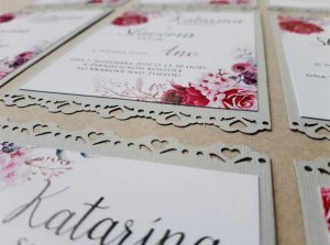 vyrezávaná čipka do papiera na svadobných oznámeniach
